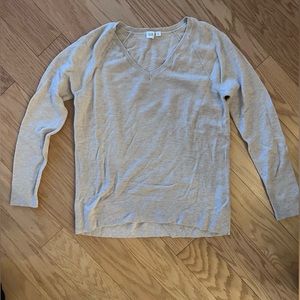 Gap cream V neck sweater